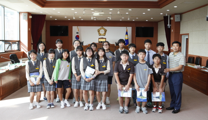 진도중학교 1학년 담임선생님 외18명 학생들 의회 견학 이미지