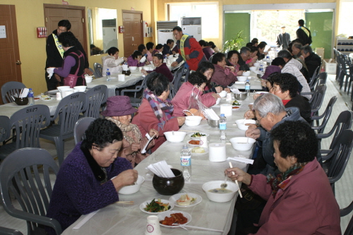 진도군 의신면 신의회, 11년 동안 노인 목욕 봉사 실시 이미지