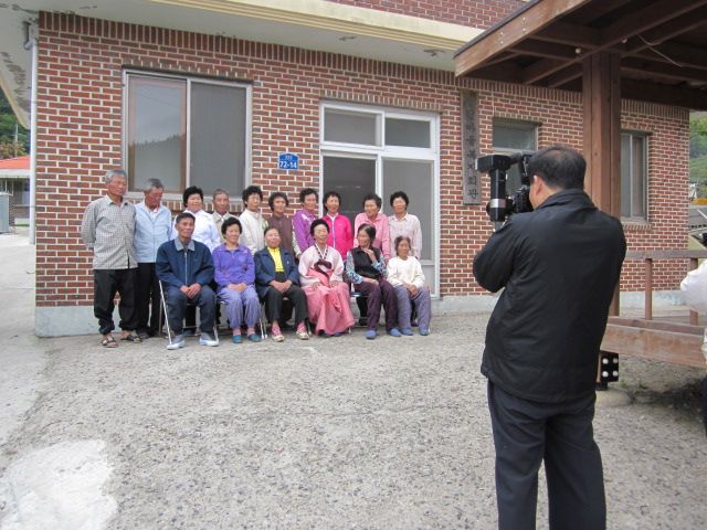 진도군 임회면 마을 주민들, 곱게 단장하고 웃음꽃 ‘찰칵’ 이미지