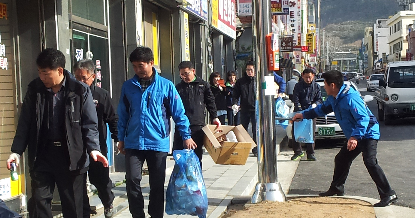 진도군 공직자 시가지 정화 활동 ‘활발’ 이미지