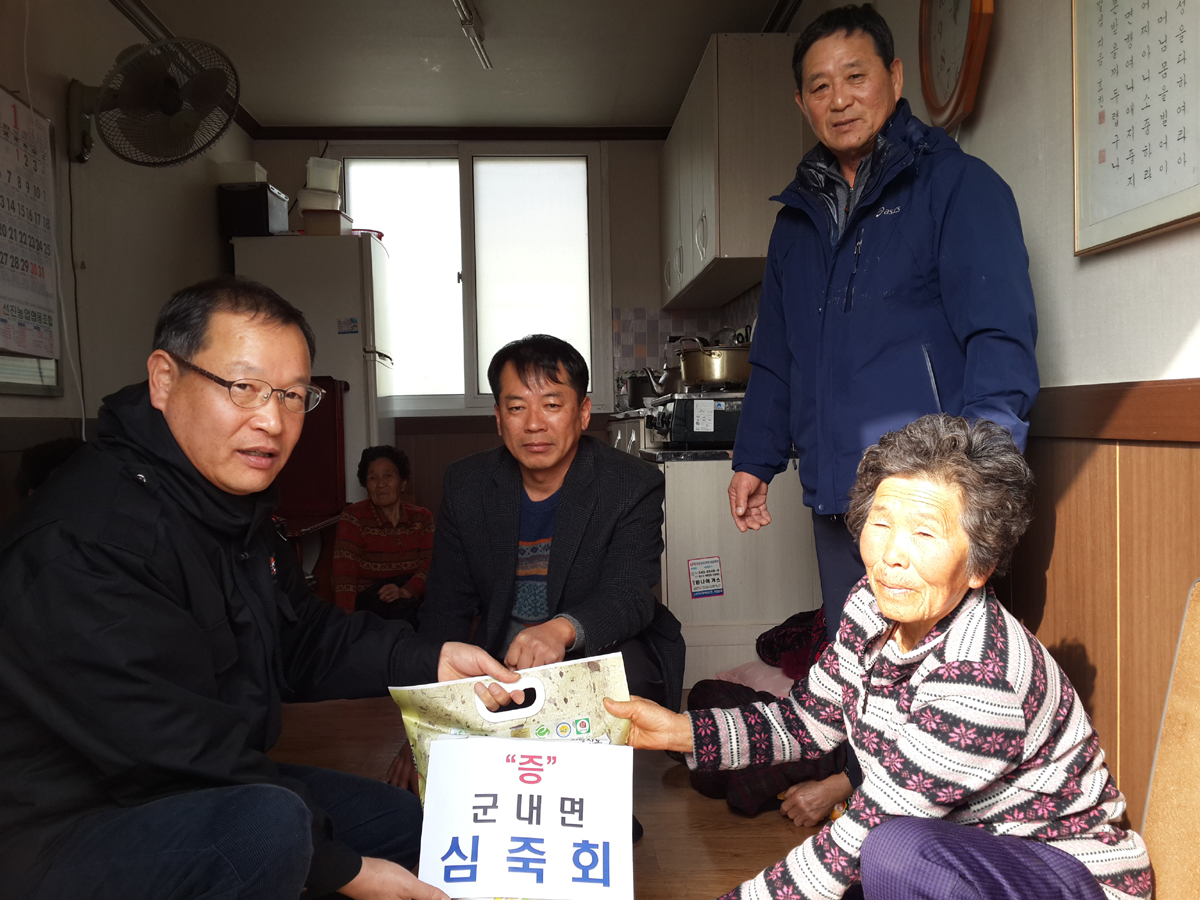 진도군 봉사단체 심죽회장 이ㆍ취임식 축하 쌀 기탁 이미지