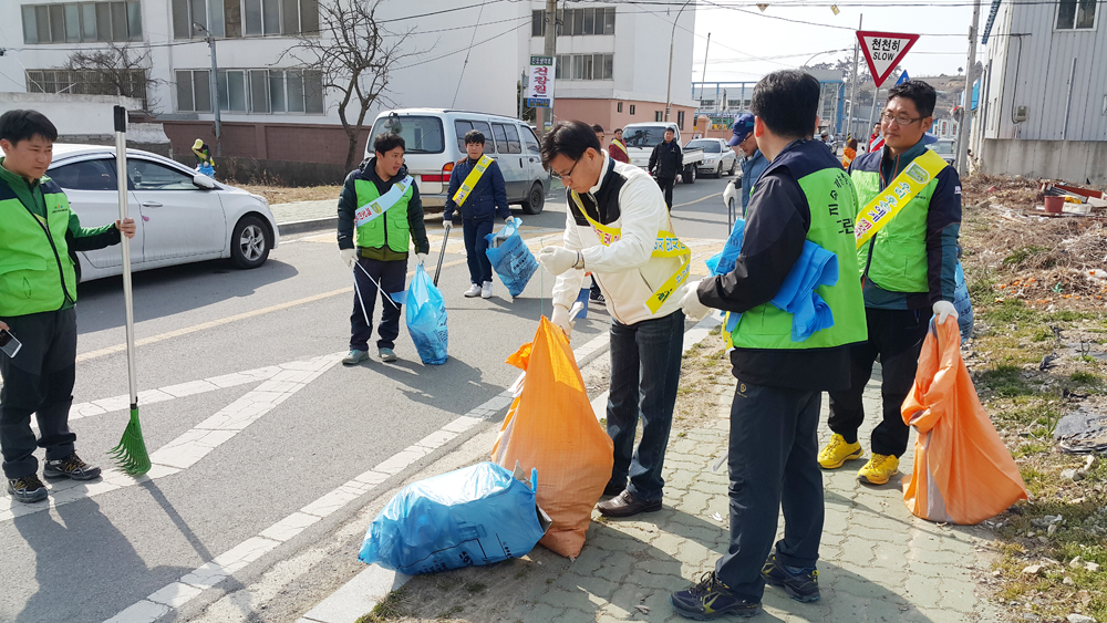 ‘깨끗한 진도 만들자’ 범군민 환경정화 봉사활동 나서 이미지