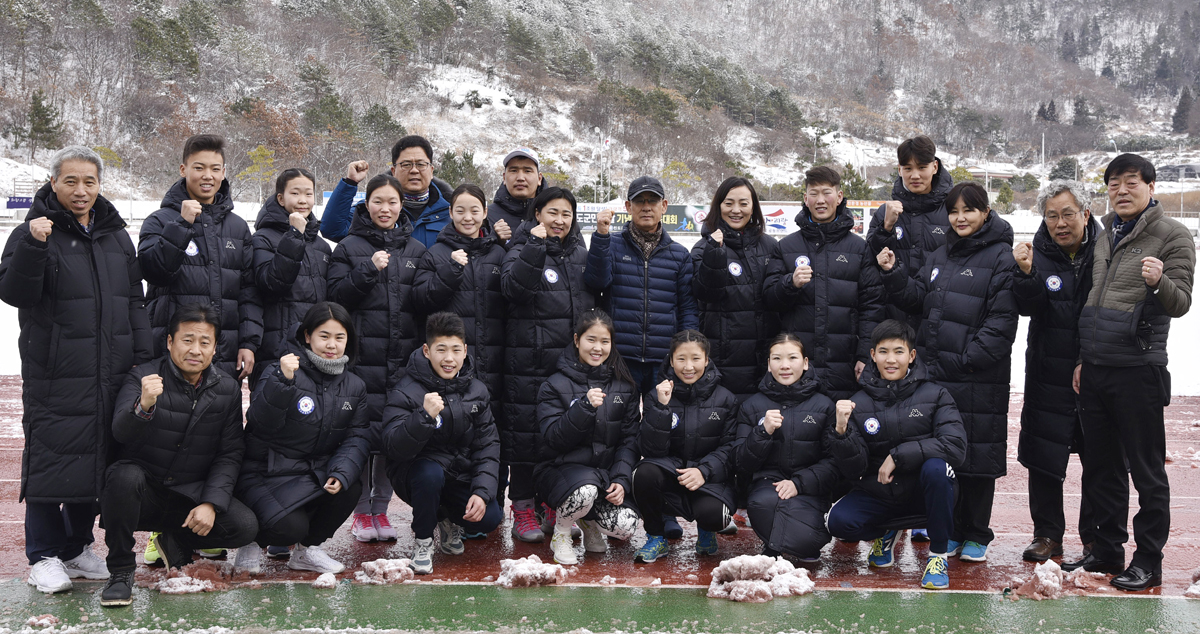 진도군체육회, 몽골 육상 국가대표 상비군에게 훈련복 전달 이미지