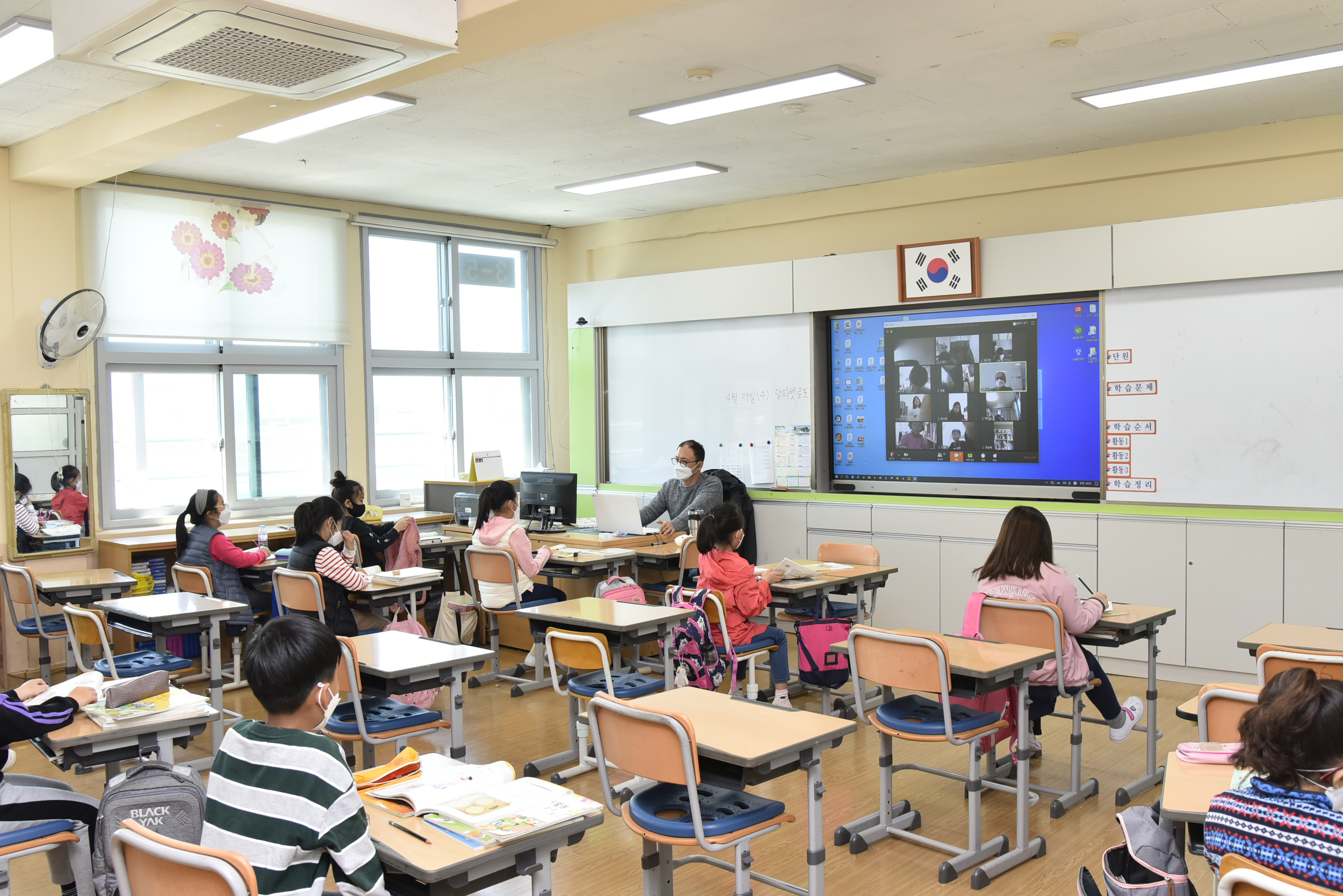 (사진보도자료) 돌봄교실 방문한 이동진 진도군수 이미지