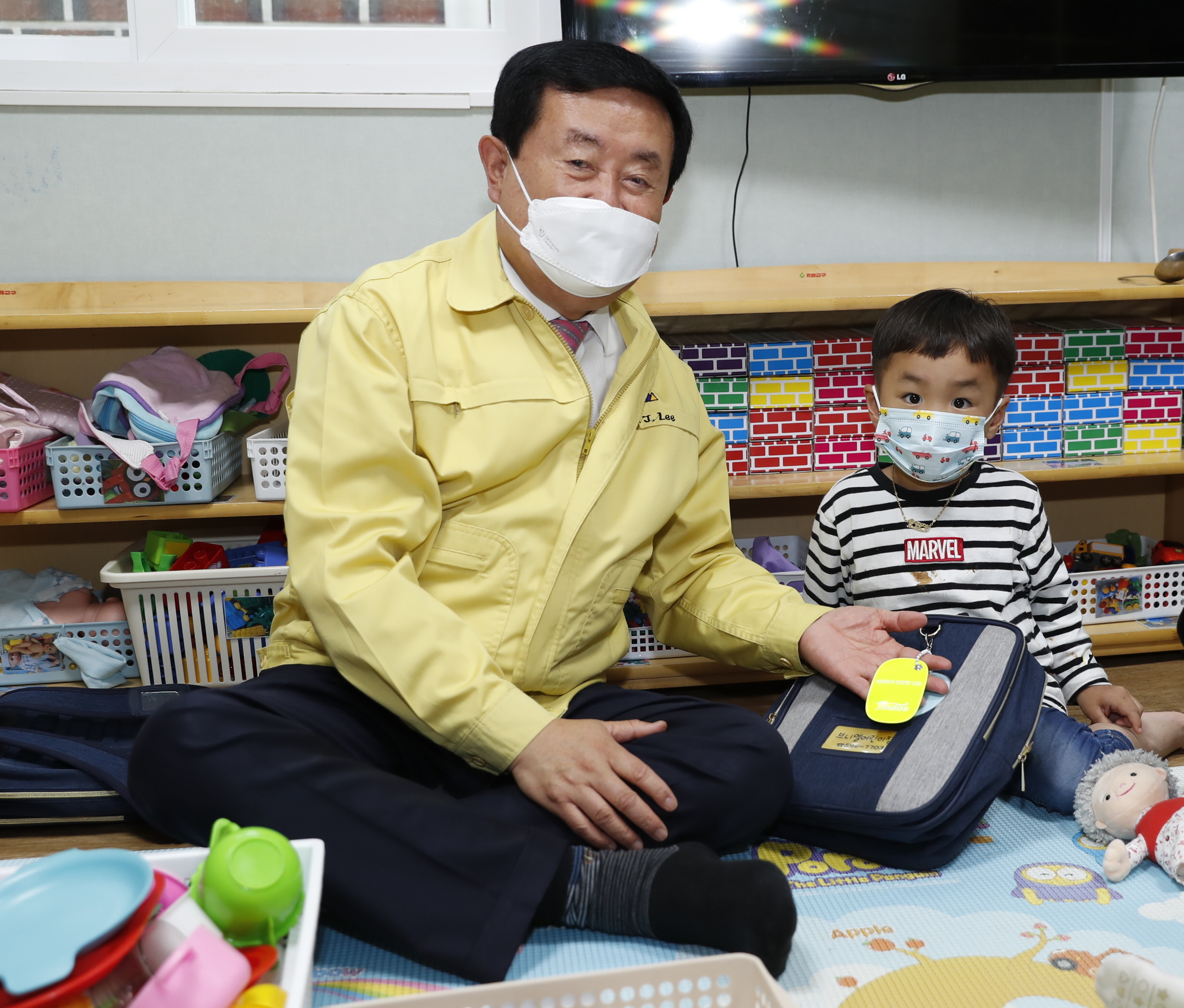 ‘옐로카드로 지켜주세요’ 진도군, 교통안전용품 옐로카드 제작 이미지