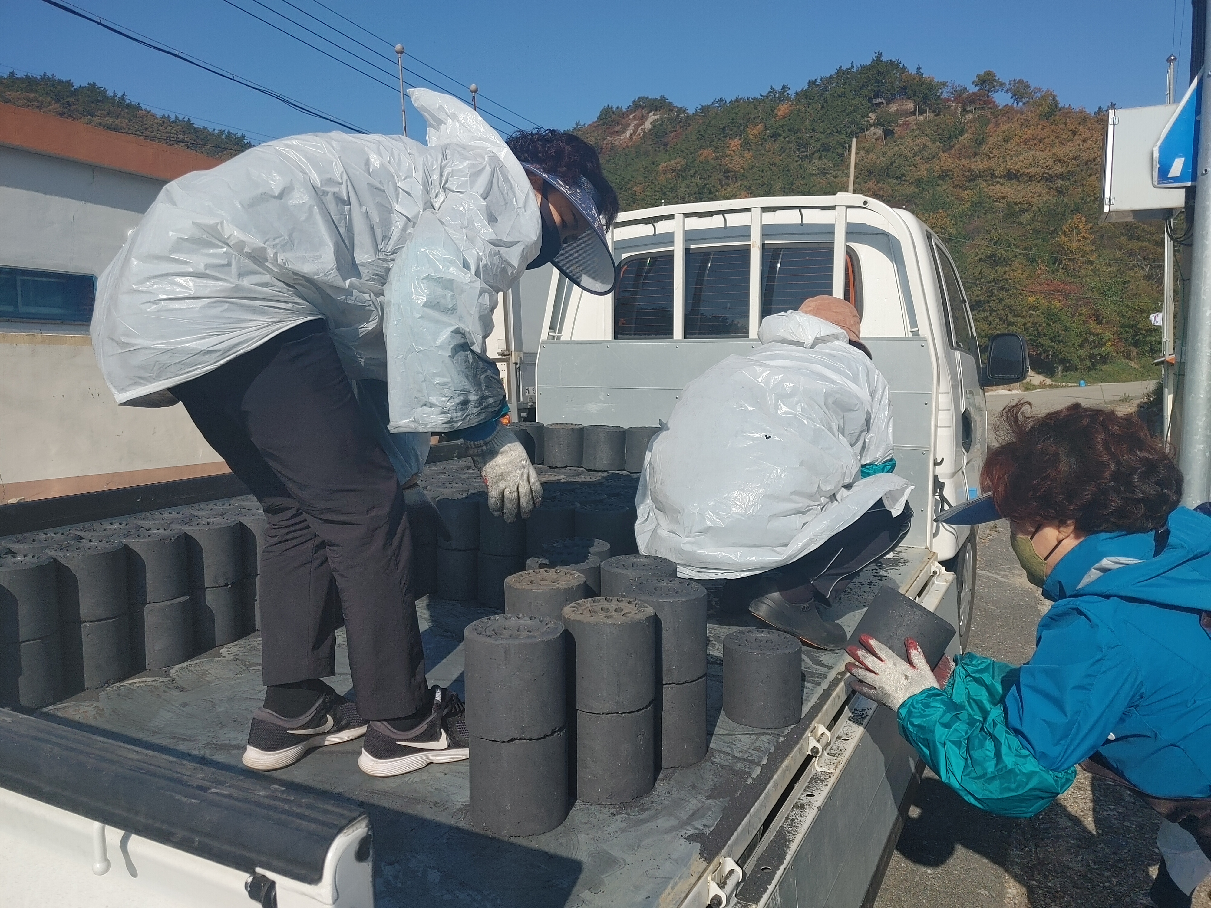 진도군 의신면, 소외계층 연탄나르기 봉사 펼쳐 이미지